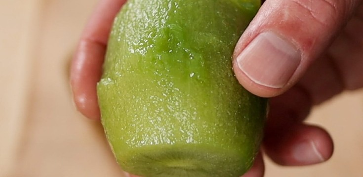 ako olúpať ošúpiť očistiť kivi kiwi mango avokáda